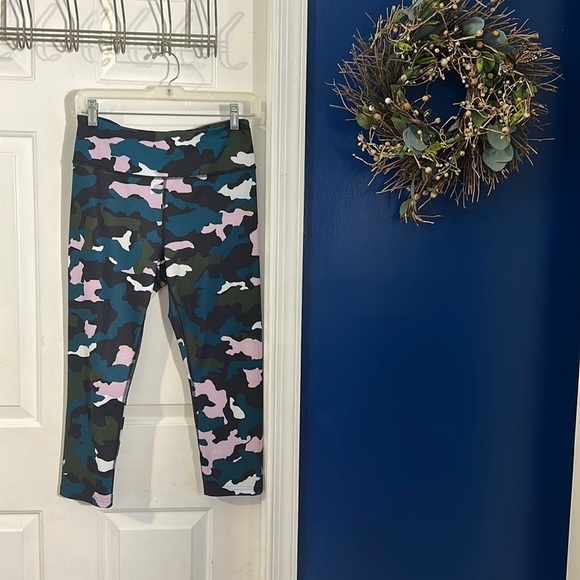 Women Fila Camouflage Design Athletic Cropped Polyester & Spandex Leggings M - Picture 1 of 6